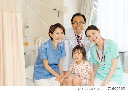 child department, pediatric, be hospitalized 71609565