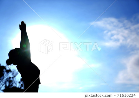女人在陽台上做瑜伽 女人在陽台上做瑜伽 71610224