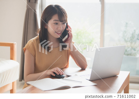 Image of a young Japanese woman doing telework/remote work/at-home work at home Image of a young Japanese woman doing telework/remote work/at-home work at home 71611002