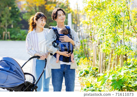 幾個抱著一個嬰兒走到外面 71611073