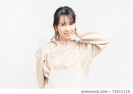 一個年輕的女人,用她的雙手閉上耳朵 一個年輕的女人,用她的雙手閉上耳朵 71611118