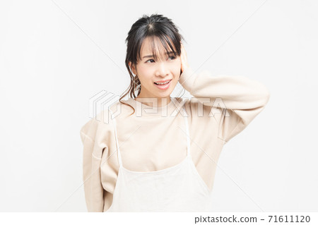 一個年輕的女人,用她的雙手閉上耳朵 一個年輕的女人,用她的雙手閉上耳朵 71611120