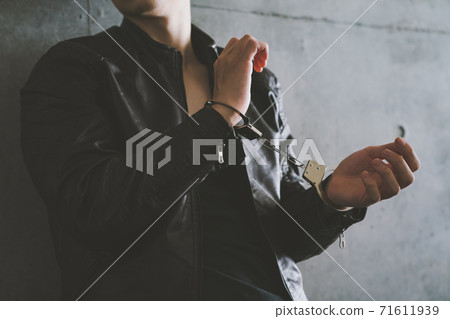 逮捕 手銬 男人 71611939