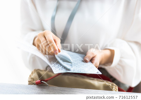 女人的手在口罩盒中使用口罩 女人的手在口罩盒中使用口罩 71612557