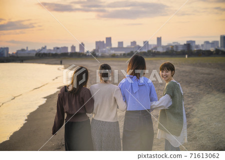 四名婦女在黃昏時沿著海邊散步 四名婦女在黃昏時沿著海邊散步 71613062