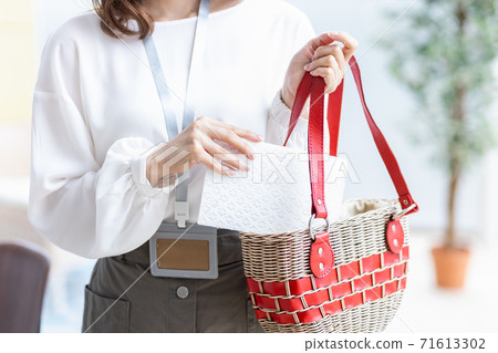 一位女士在外出時將口罩盒放入包中(切開的部分) 一位女士在外出時將口罩盒放入包中(切開的部分) 71613302