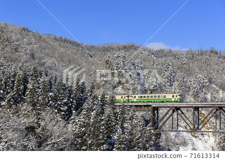 福島縣柳津町跨越藍天和高谷河大橋的忠見線列車 71613314