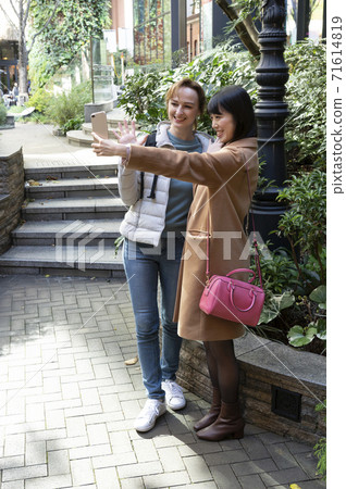 Japanese female doctor and foreign woman taking a selfie in a commemorative photo Japanese female doctor and foreign woman taking a selfie in a commemorative photo 71614819