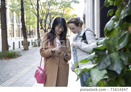 在智能手機地圖上引導外國女性的日本女性 71614847