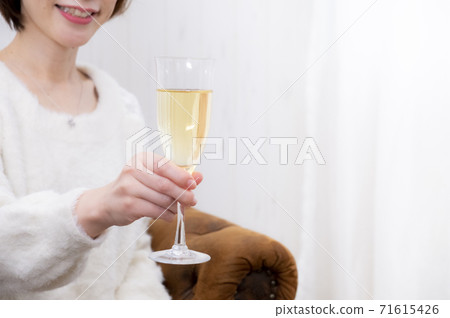 [東京]一名婦女在聖誕晚會上敬酒[2020] 71615426