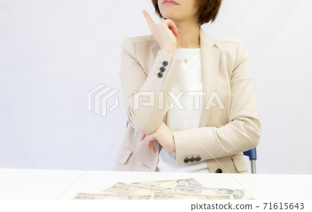 一個擔心如何花錢的女人[2020] 71615643