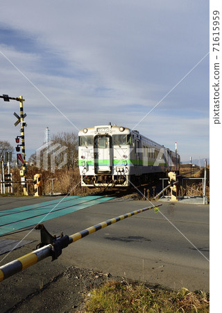 Photographing the scenery of the railroad crossing on the JR Hidaka Line passing through the Tomakomai Industrial Zone in Atsuma Town, Hokkaido Photographing the scenery of the railroad crossing on the JR Hidaka Line passing through the Tomakomai Industrial Zone in Atsuma Town, Hokkaido 71615959