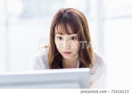 調查與中間腰部的台式機顯示器的女商人 71616213