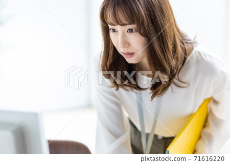調查與中間腰部的台式機顯示器的女商人 調查與中間腰部的台式機顯示器的女商人 71616220