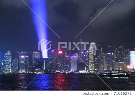 燈光交響曲。從九龍半島俯瞰香港島的維多利亞灣的夜景 71616271