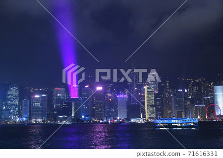 燈光交響曲。從九龍半島俯瞰香港島的維多利亞灣的夜景 燈光交響曲。從九龍半島俯瞰香港島的維多利亞灣的夜景 71616331