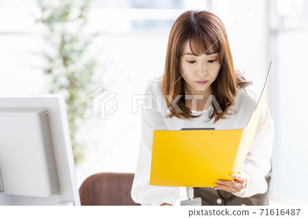 繁忙的商業女人在中間做文書工作 71616487