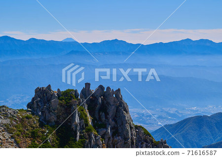 在長野縣,從秋天的小嶽山的Norietsu Jodo看到東南側(富士山,南阿爾卑斯山,駒根市)的景色 在長野縣,從秋天的小嶽山的Norietsu Jodo看到東南側(富士山,南阿爾卑斯山,駒根市)的景色 71616587