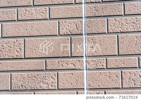 Cracks in siding joints 71617019