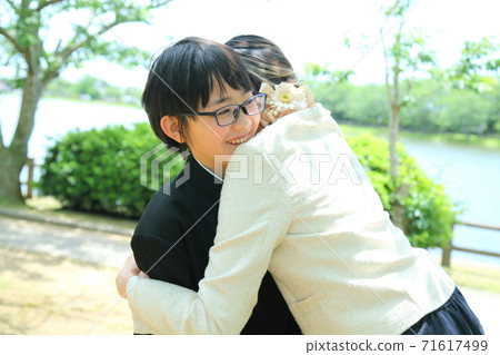 父母和孩子擁抱喜悅 71617499