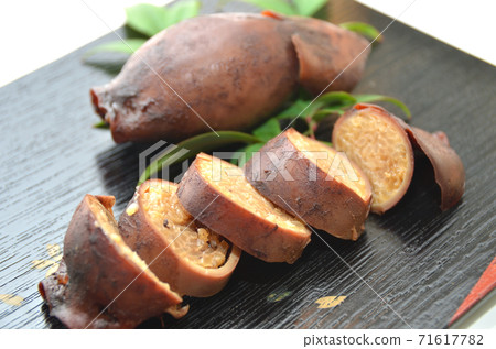 魷魚飯在日本碗上切成薄片 71617782