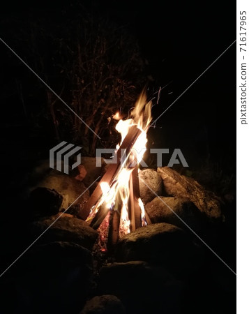 在營地直接起火 在營地直接起火 71617965