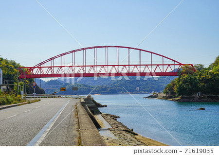 Red bridge connecting islands, Hiroshima Prefecture, Mukaishima Ohashi Red bridge connecting islands, Hiroshima Prefecture, Mukaishima Ohashi 71619035