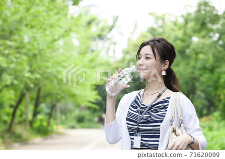 Business woman drinking drinking water Business woman drinking drinking water 71620099