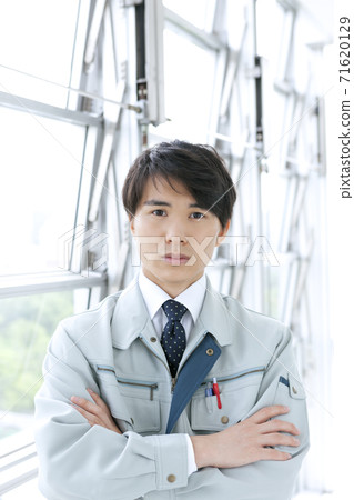 一個穿著工作服的商人 71620129