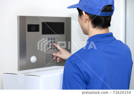 推送對講機的送貨員的男人 71620159