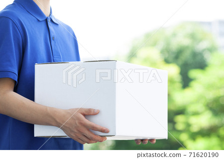 At hand of the delivery person with the package 71620190