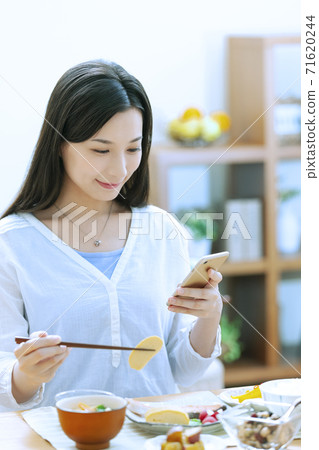 A woman eating breakfast　 71620244