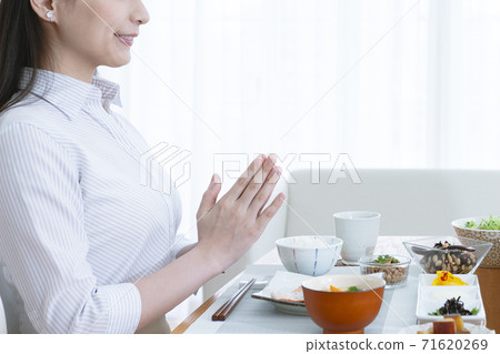 A woman eating breakfast　 71620269