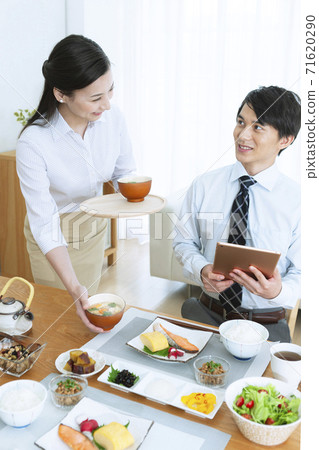 一對夫婦準備早餐 71620290