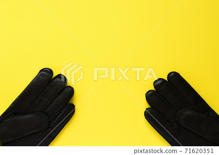 黑色皮手套背景黃色 71620351