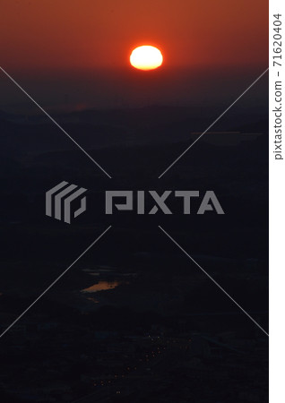 First sunrise (Mt. Keller Hodo / Fukaya city, Saitama prefecture) 71620404