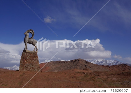 Kyrgyz-Tajikistan Cross-border Kyrgyz Alto Pass and Marco Polo Sheep Statue Kyrgyz-Tajikistan Cross-border Kyrgyz Alto Pass and Marco Polo Sheep Statue 71620607