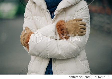 冬季婦女穿著羽絨大衣和寒冷的天氣 冬季婦女穿著羽絨大衣和寒冷的天氣 71621402