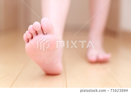 5 year old barefoot girl 71623894