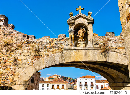 Arco de la Estrella in the defensive walls of Caceres in Spain Arco de la Estrella in the defensive walls of Caceres in Spain 71624443