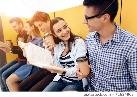 People spend their leisure time reading books. People spend their leisure time reading books. 71624962