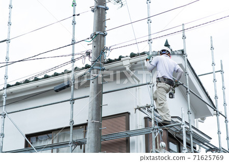 Craftsman building a scaffold 71625769