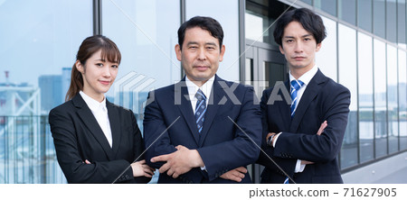 Banner size of 3 business people standing in front of the building Banner size of 3 business people standing in front of the building 71627905