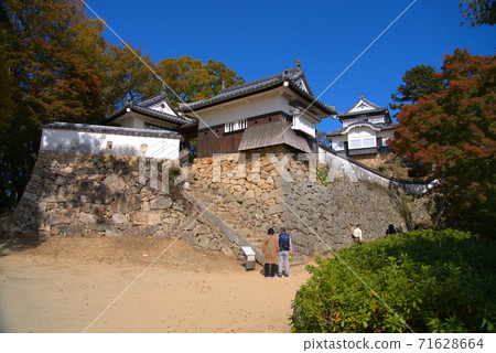 [日本有100座著名的城堡]松山美中城堡從Ninomaru和晴朗的秋日天空中可以看到的主要城堡塔樓和砲塔岡山縣田中市 71628664