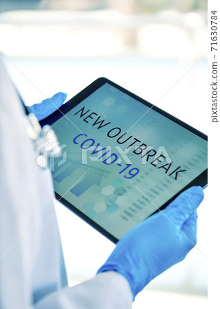doctor and text covid-19 new outbreak in a tablet doctor and text covid-19 new outbreak in a tablet 71630784