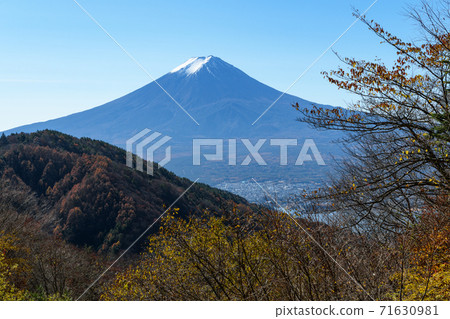 山梨縣富士河口湖町深秋從三坂Pass見到的富士山 71630981
