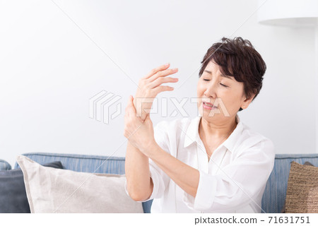 一個手腕酸痛的女人 71631751