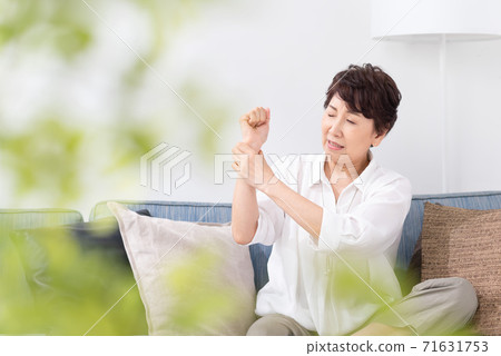 一個手腕酸痛的女人 71631753