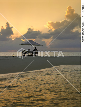 Champagne on a deserted sandbar in the Maldives 71632000