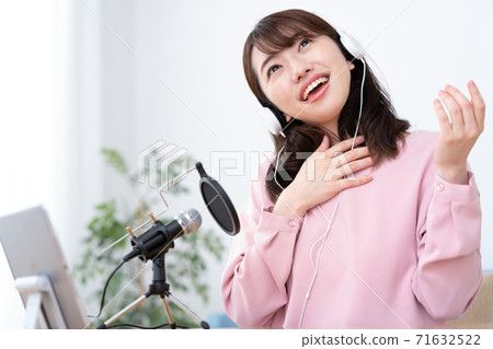 Youtuber singer singing a young female vocal lesson with audio distribution on YouTube 71632522